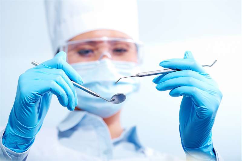 Chirurgia stomatologiczna - dentysta chirurg przy pracy