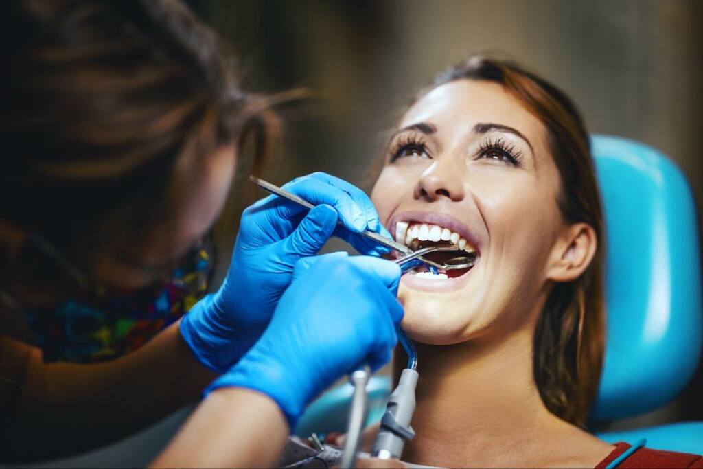 technik stomatologiczny wykonuje ocenę stanu uzębienia