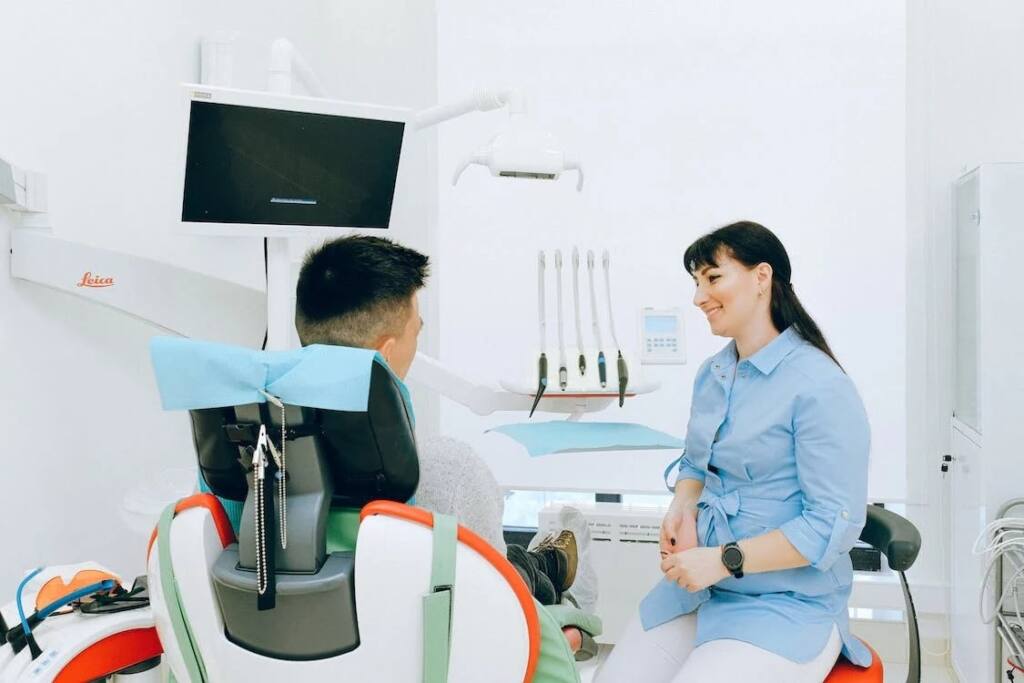 pacjent na wizycie u stomatologa